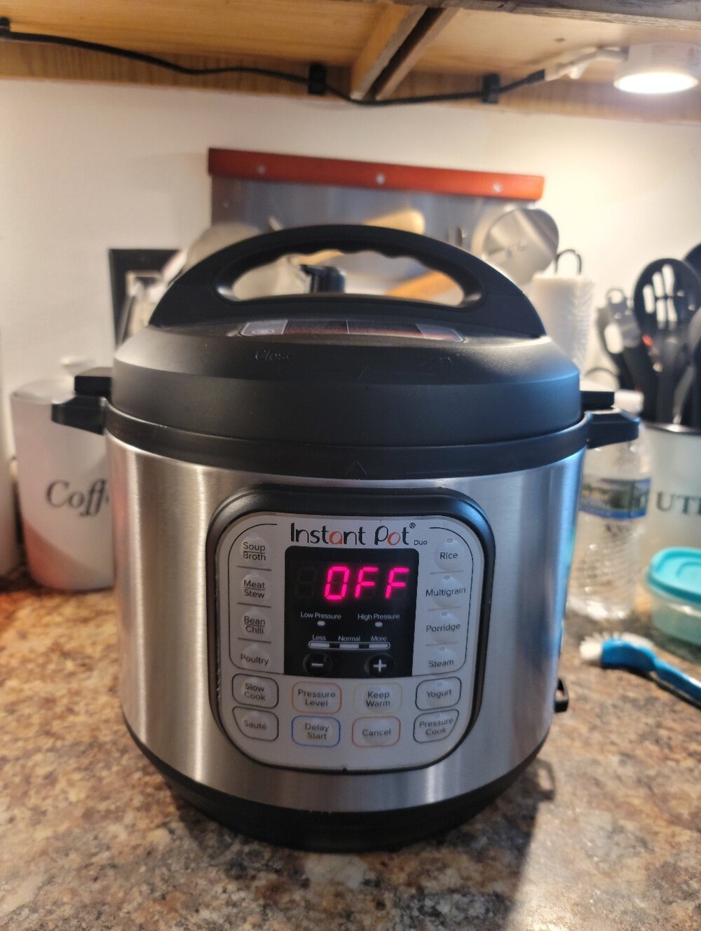 Like New - Instant Pot Duo 6-Quart (7-in-1 Pressure Cooker) with Booklets!